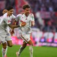 VÍDEO: Waldschmidt marca e leva a melhor frente a Weigl
