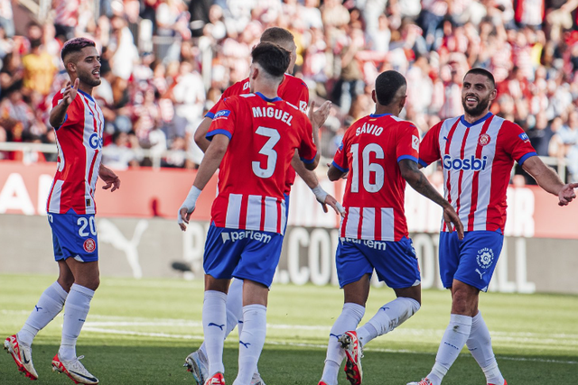 Girona vence com reviravolta épica e cola-se ao Real Madrid no topo