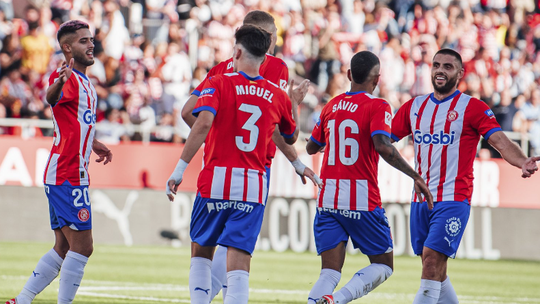 Girona vence com reviravolta épica e cola-se ao Real Madrid no topo