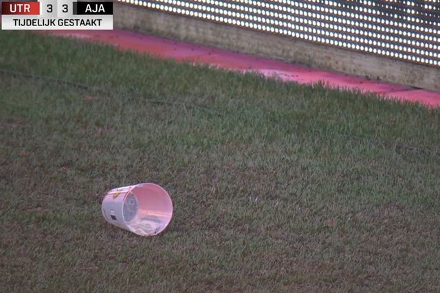 Copos de plástico no relvado interromperam Utrecht-Ajax… duas vezes