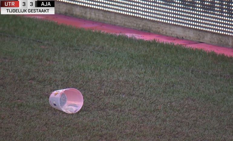 Copos de plástico no relvado interromperam Utrecht-Ajax… duas vezes