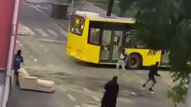 Autocarro da Carris incendiado na via pública no Bairro do Zambujal