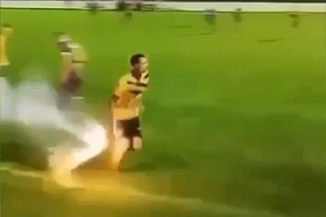 Bélgica: jogador perde dedos devido a pirotecnia ilegal atirada para o relvado