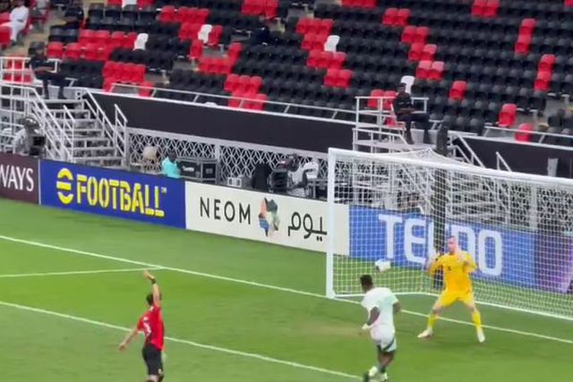 Vídeo: Que falhanço! Al Ahli ganhou na Champions, mas não pode agradecer a Toney