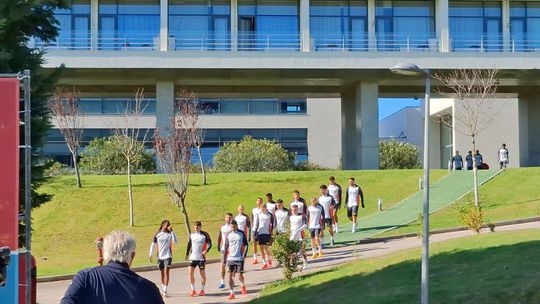 Jogadores do Benfica chegam ao treino 'liderados' por Renato Sanches