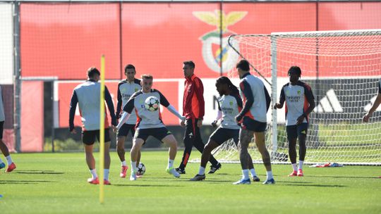 Vídeo: a entrada sobre Akturkoglu no treino do Benfica que motivou queixas e... risos