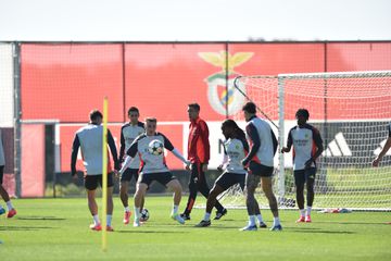 Vídeo: a entrada sobre Akturkoglu no treino do Benfica que motivou queixas e... risos