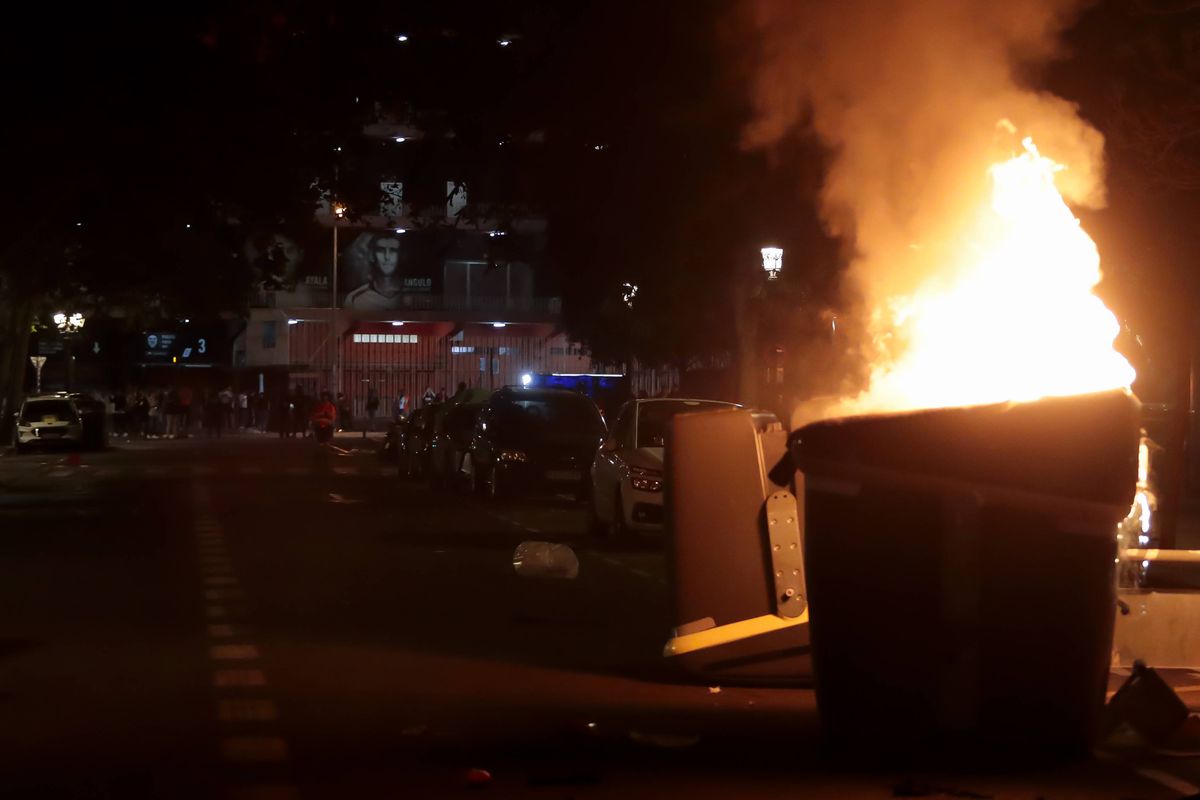 Fotos e vídeo: distúrbios nas ruas e carga policial nos adeptos do Valência após mais uma derrota