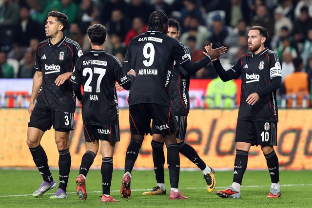 Rafa, Abraham e Kokçu celebram o primeiro golo