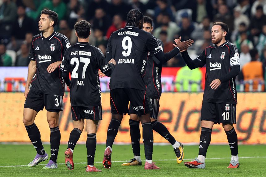 Rafa, Abraham e Kokçu celebram o primeiro golo