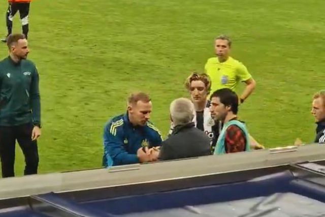 Gordon foi eleito Homem do Jogo, mas recebeu de Mourinho a melhor prenda