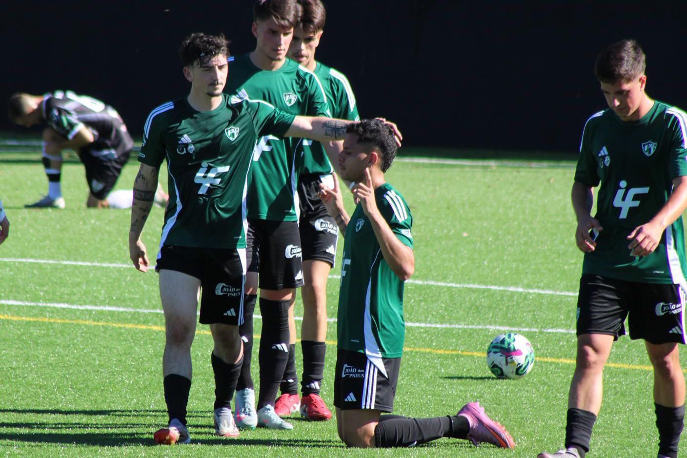João Mendes celebra um dos três golos que marcou em apenas quatro minutos - Foto: D.R.