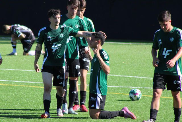 João Mendes celebra um dos três golos que marcou em apenas quatro minutos - Foto: D.R.