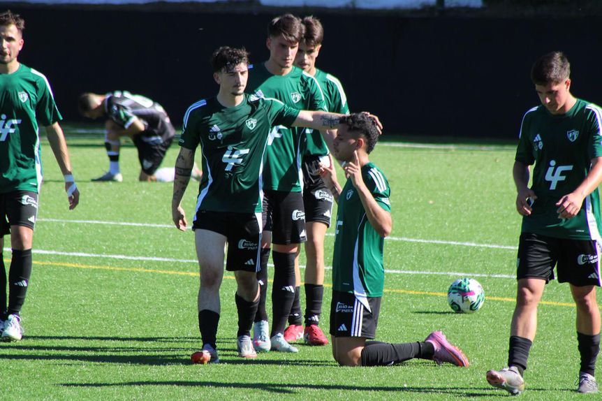João Mendes celebra um dos três golos que marcou em apenas quatro minutos - Foto: D.R.
