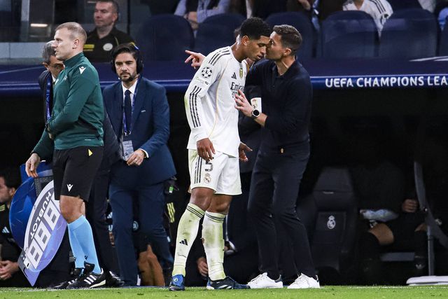 Xabi Alonso em conversa com Jude Bellingham