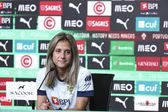 A capitã da Seleção Nacional feminina, Dolores Silva, dá as boas-vindas à nova geração de jogadoras que reforça a equipa nacional. Foto: FPF