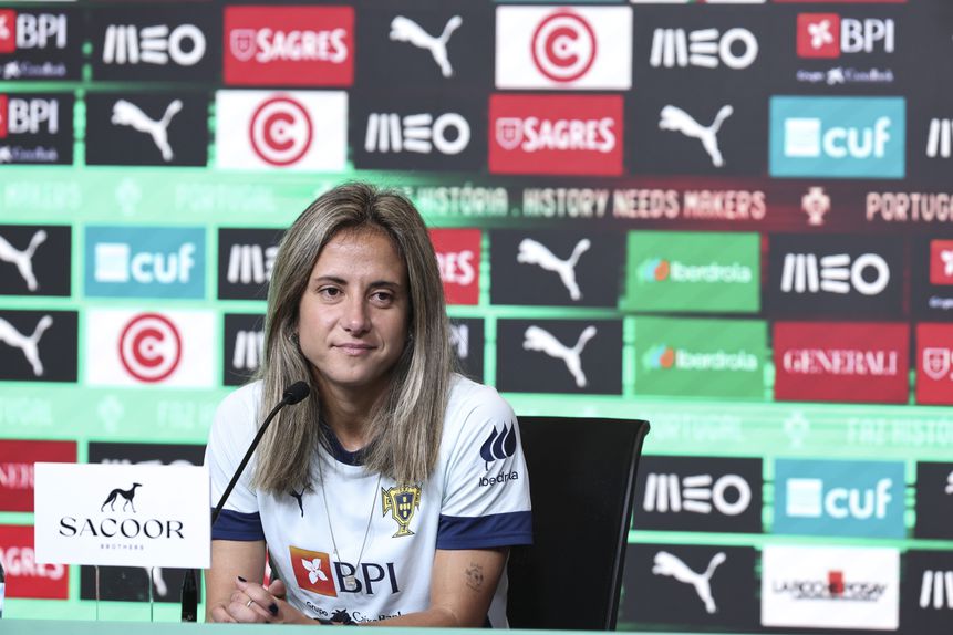A capitã da Seleção Nacional feminina, Dolores Silva, dá as boas-vindas à nova geração de jogadoras que reforça a equipa nacional. Foto: FPF