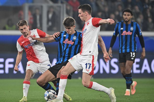 Charles de Ketelaere, avançado da Atalanta, luta pela bola