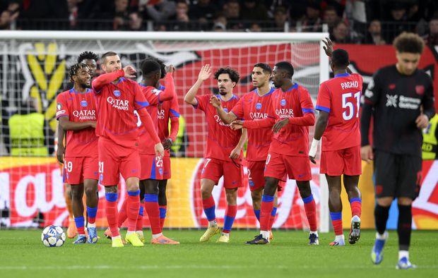 Dembélé festeja com companheiros do PSG