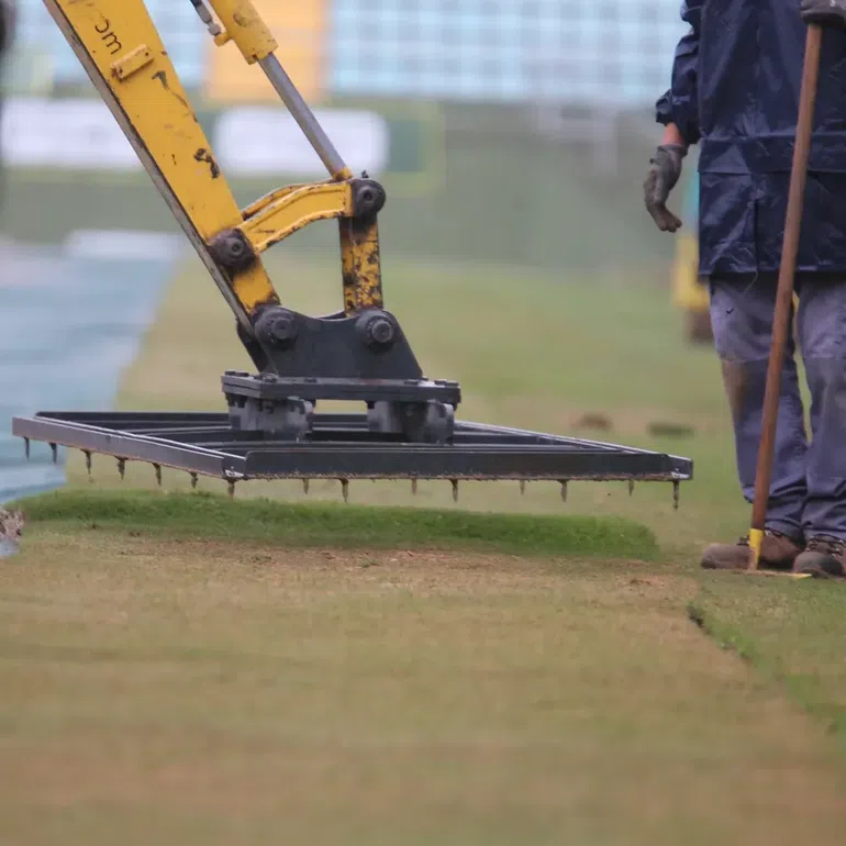 Colocação de relvado no estádio João Cardoso, em Tondela (Instagram/CD Tondela)