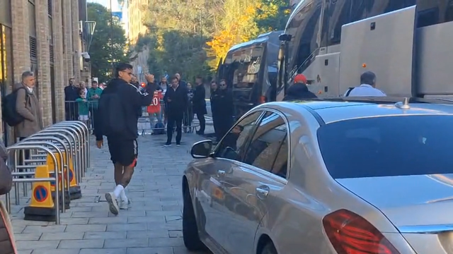 Mourinho dos primeiros a sair do hotel, Rios acenou a quem pedia autógrafos