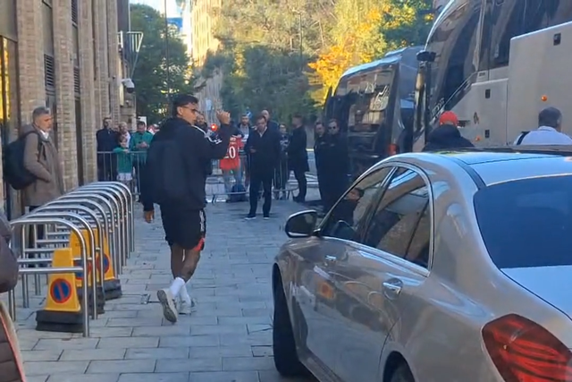 Mourinho dos primeiros a sair do hotel, Rios acenou a quem pedia autógrafos