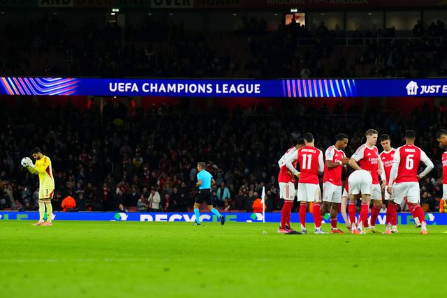 Jogadores do Arsenal em reunião durante a vitória frente ao Atlético Madrid