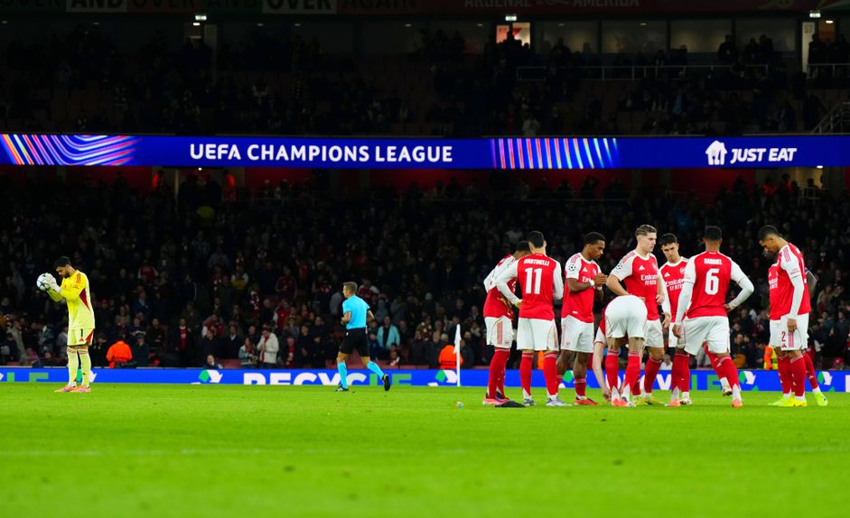Jogadores do Arsenal em reunião durante a vitória frente ao Atlético Madrid