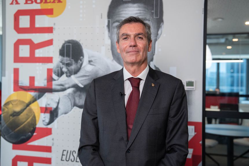 João Noronha Lopes na redação de A BOLA — Foto: BRENO BARISON