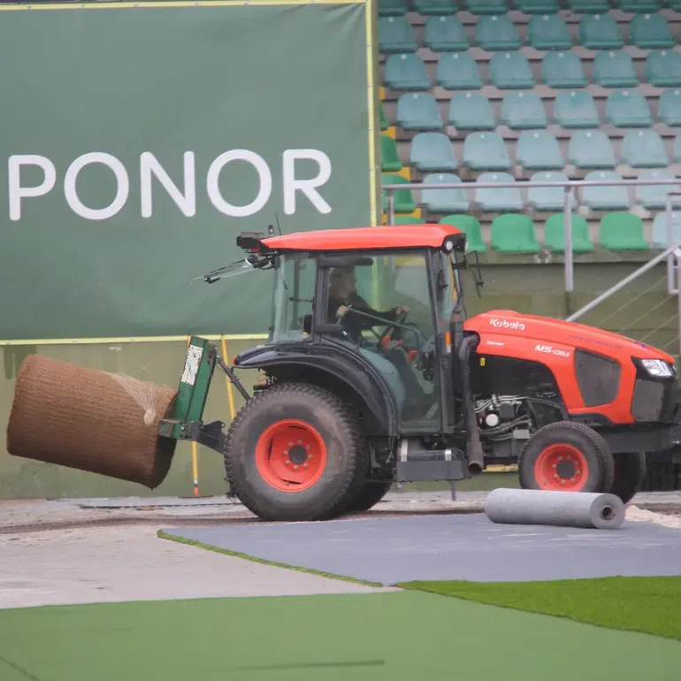 Colocação de relvado no estádio João Cardoso, em Tondela (Instagram/CD Tondela)