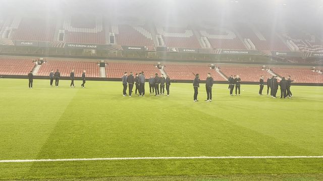 Farioli e jogadores do FC Porto 'tiram medidas' ao relvado de Nottingham