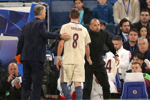 John Heitinga cumprimenta Kenneth Taylor após a expulsão