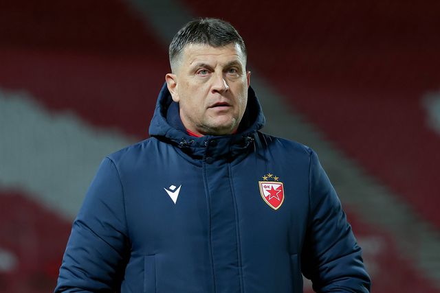 Vladan Milojevic, treinador do Estrela Vermelha, antecipou uma partida bem diferente daquela que disputou com o FC Porto. Foto: Imago