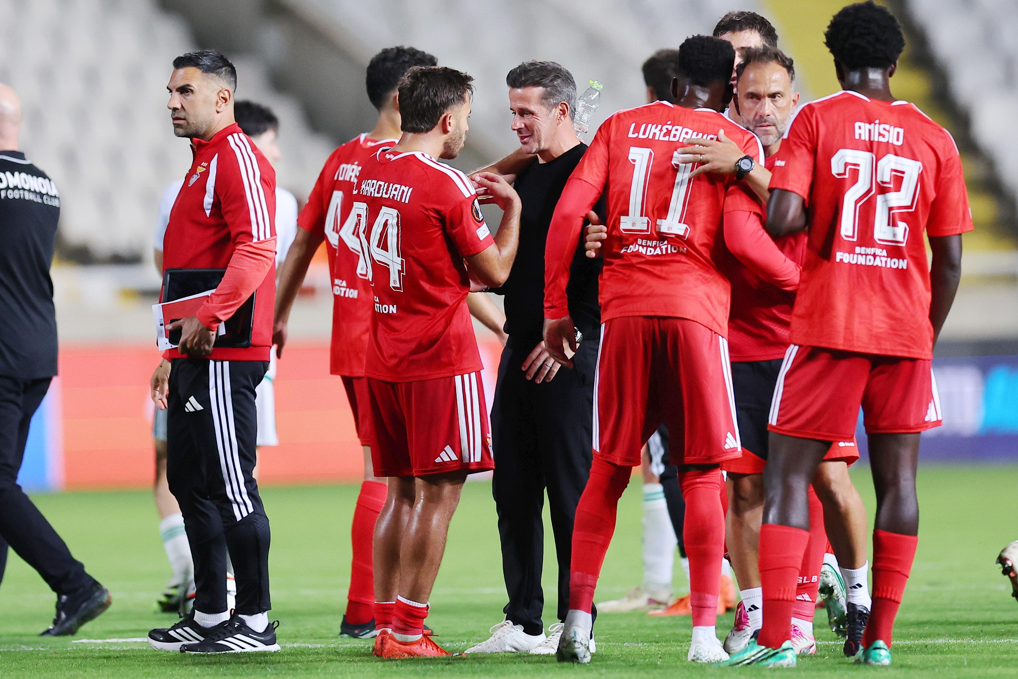 Marco Silva conversa com El Karouani no fim do jogo — Foto: Lusa/EPA