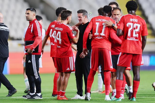 Marco Silva conversa com El Karouani no fim do jogo — Foto: Lusa/EPA