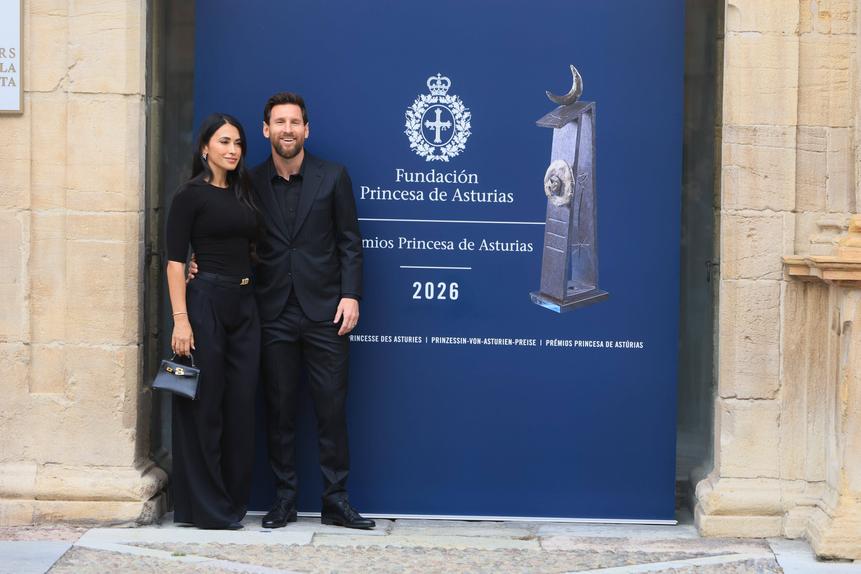 Lionel Messi e a mulher Antonella no Hotel de la Reconquista, em Oviedo, para participar na edição de 2026 dos Prémios Princesa das Astúrias