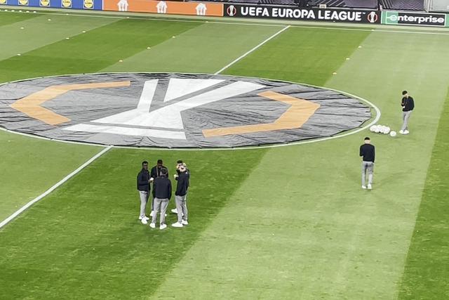 Ambiente no interior do estádio na antecâmara do Ferencváros-Torreense