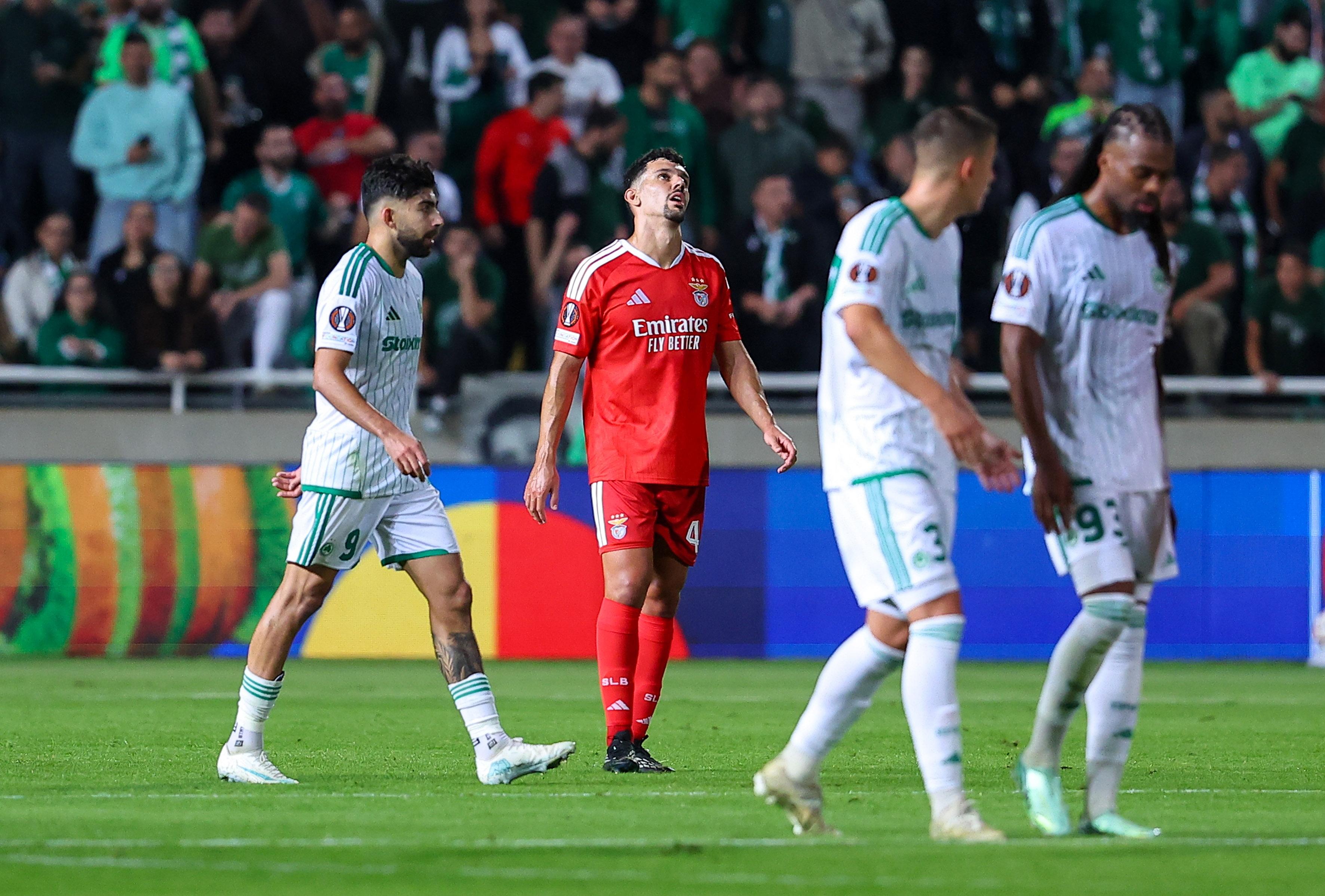 Desilusão de Tomás Araújo. Foto: EPA/KOSTAKIS SAVVIDES (Omonia-Benfica)