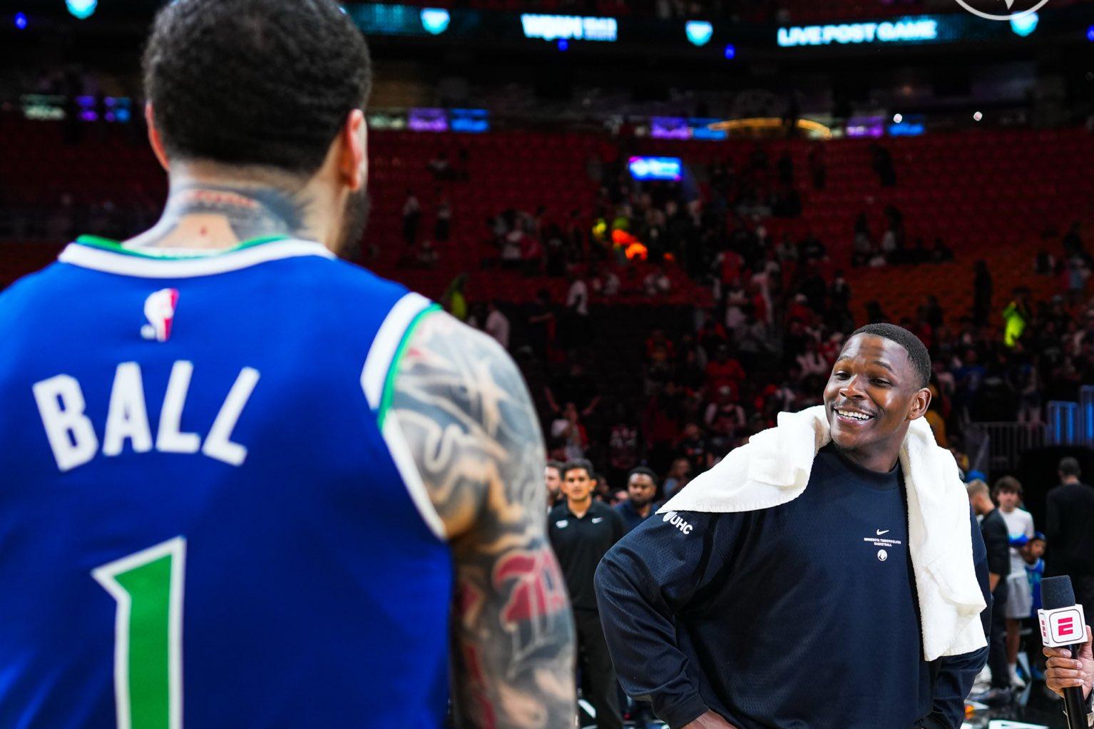 LaMelo Ball e Anthony Edwards celebram no final. Foto X/Minnesota Timberwolves
