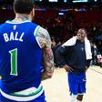 LaMelo Ball e Anthony Edwards celebram no final. Foto X/Minnesota Timberwolves