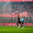 Pirotecnia durante homenagem no Benfica-Vitória - Foto: IMAGO