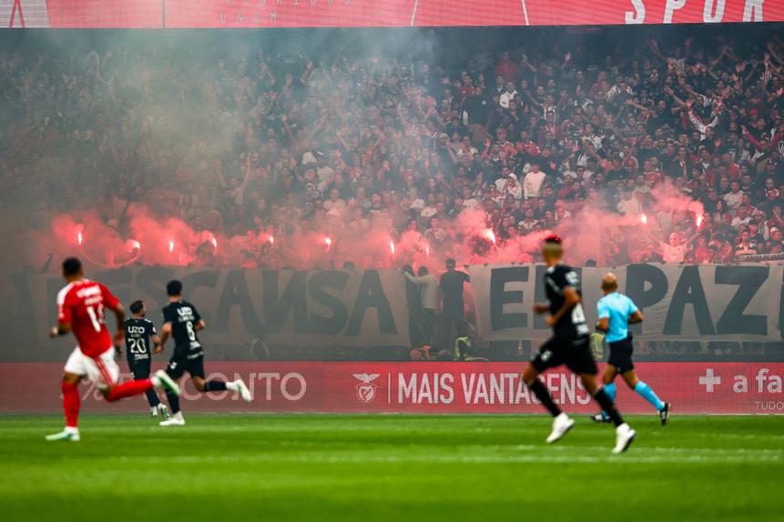 Pirotecnia durante homenagem no Benfica-Vitória - Foto: IMAGO