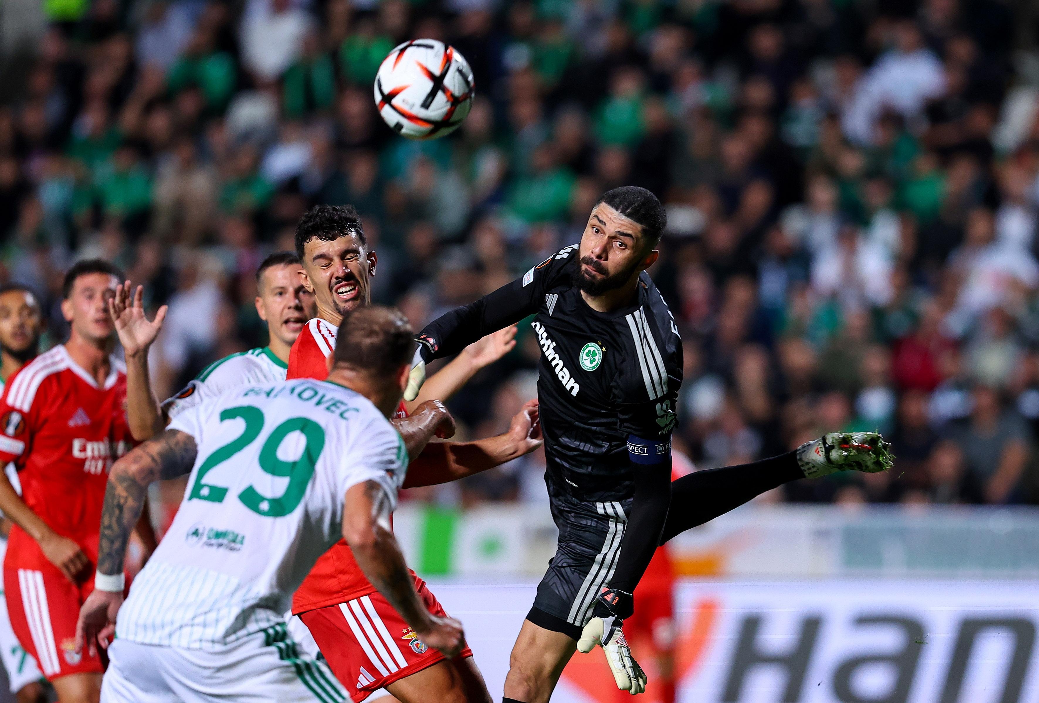 Lance de perigo na área cipriota. Foto: EPA/KOSTAKIS SAVVIDES (Omonia-Benfica)