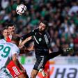 Lance de perigo na área cipriota. Foto: EPA/KOSTAKIS SAVVIDES (Omonia-Benfica)