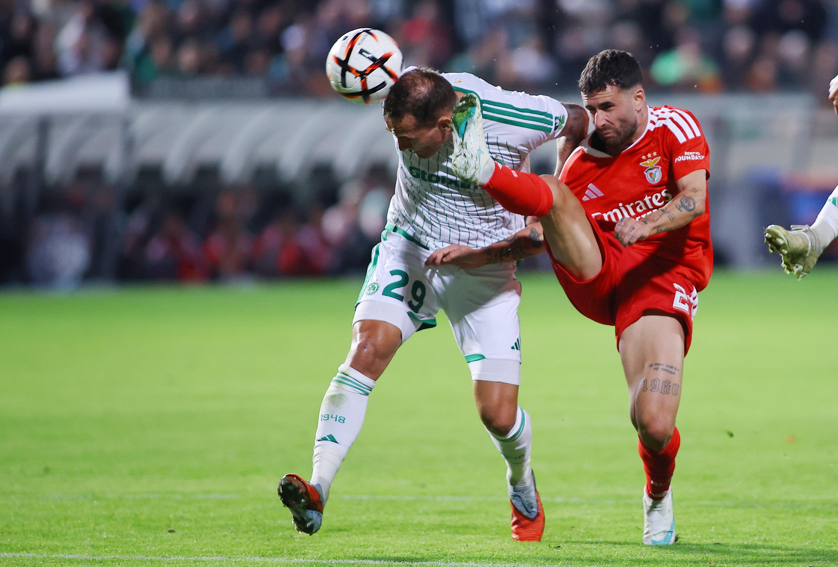 Rafa Silva e Balkovec disputam a bola. Foto: EPA/KOSTAKIS SAVVIDES (Omonia-Benfica)