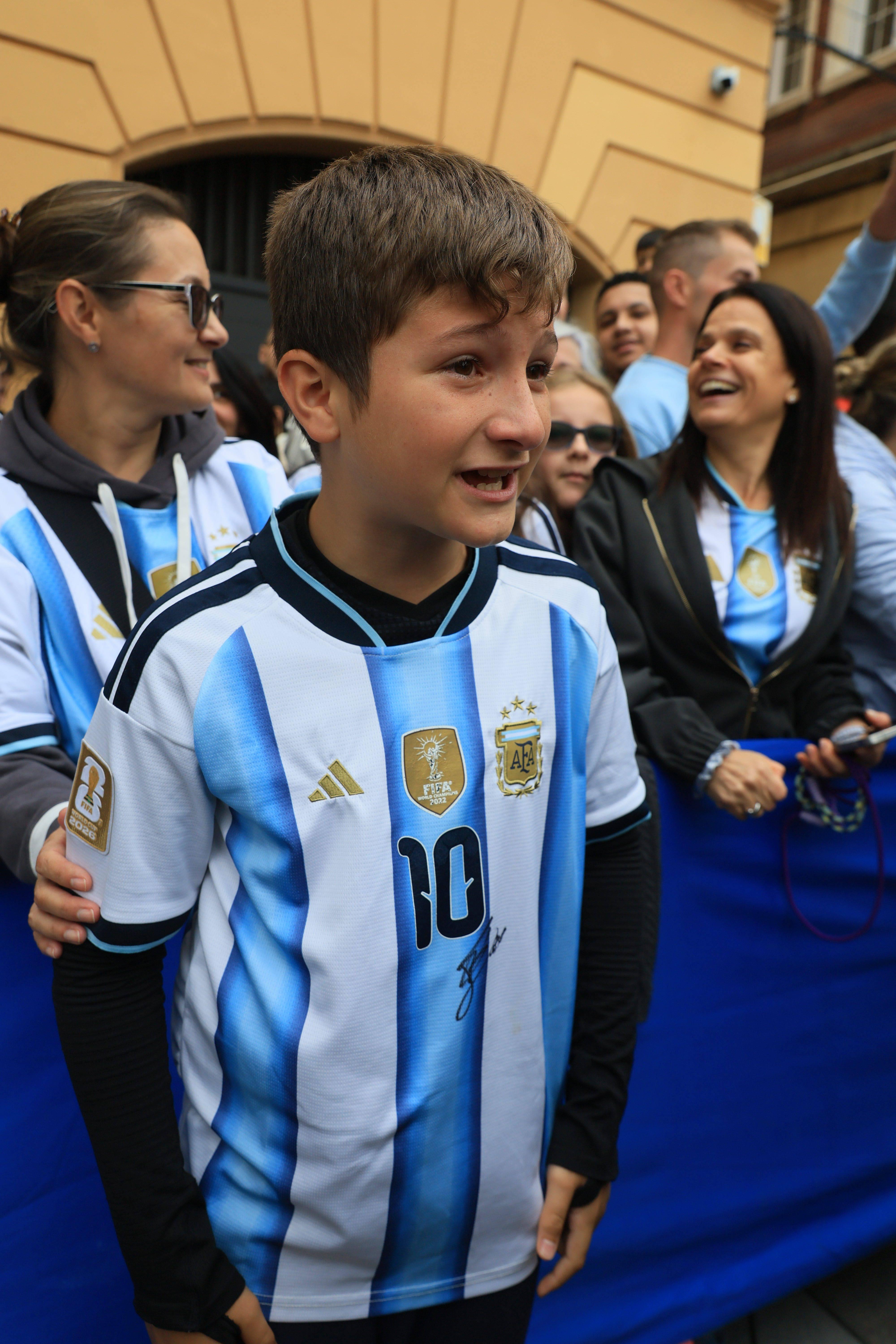 Adeptos esperam Lionel Messi no Hotel de la Reconquista, em Oviedo, onde vai participar na edição de 2026 dos Prémios Princesa das Astúrias
