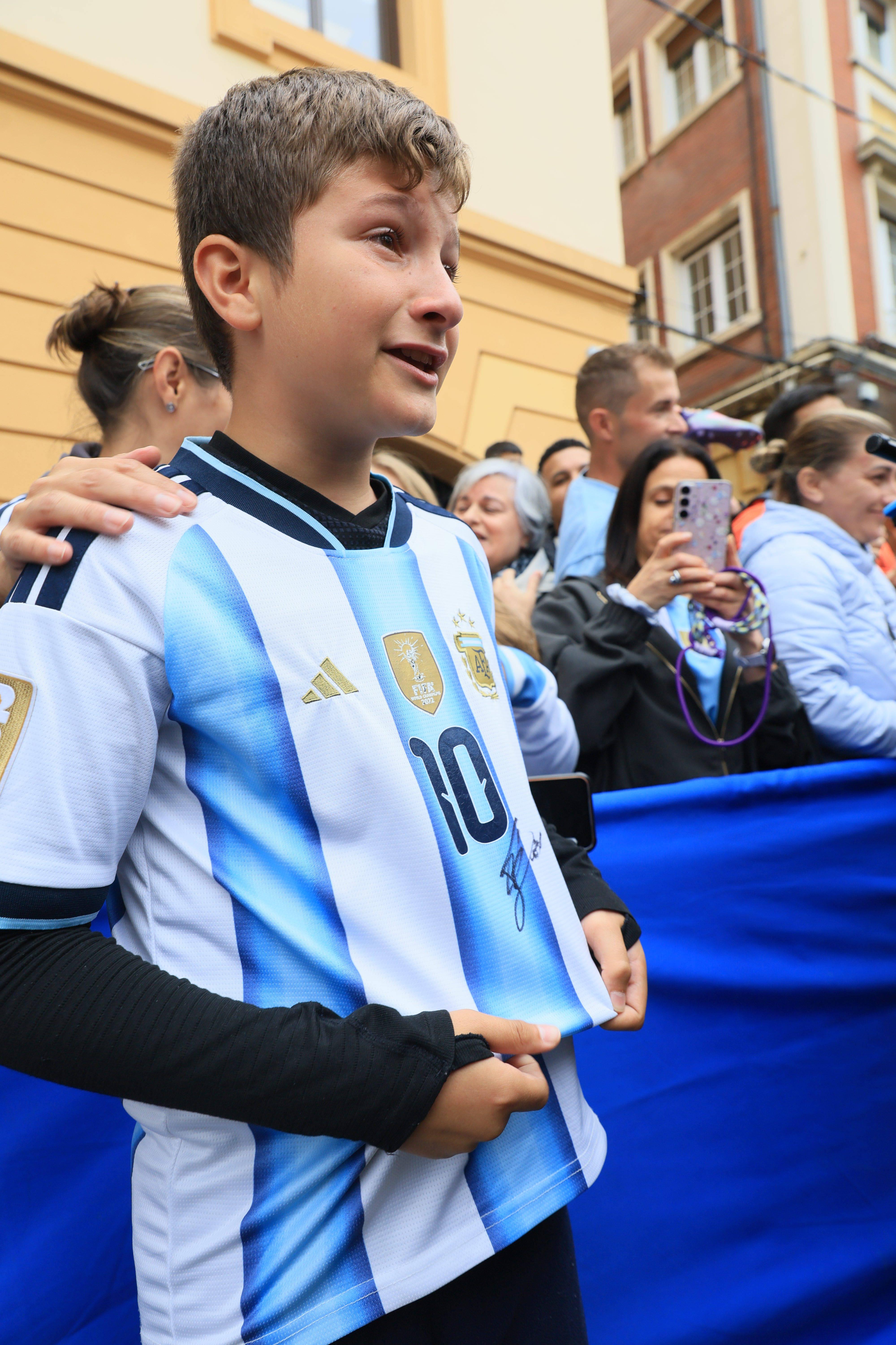 Adeptos esperam Lionel Messi no Hotel de la Reconquista, em Oviedo, onde vai participar na edição de 2026 dos Prémios Princesa das Astúrias