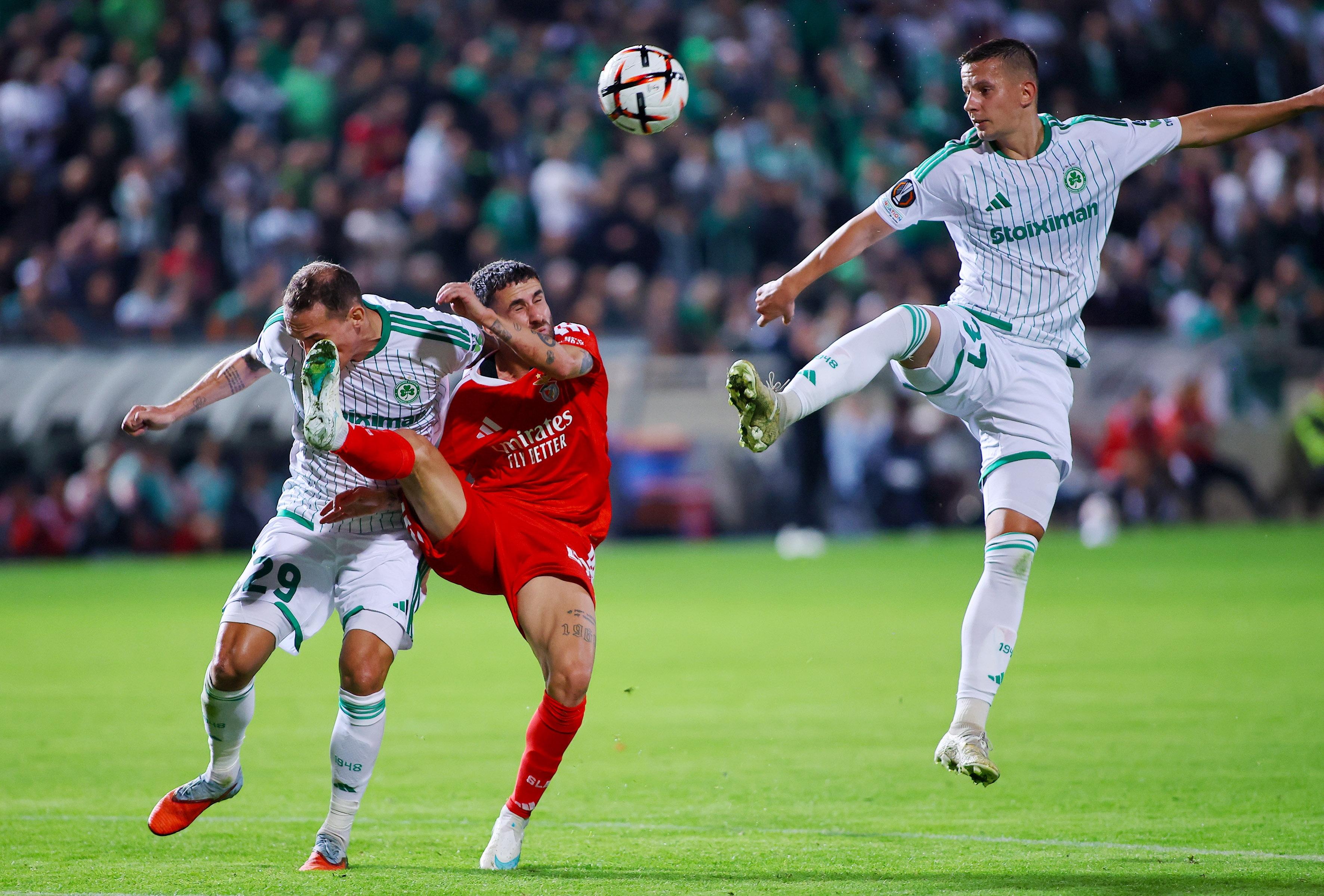 Rafa Silva luta pelo esférico. Foto: EPA/KOSTAKIS SAVVIDES (Omonia-Benfica)