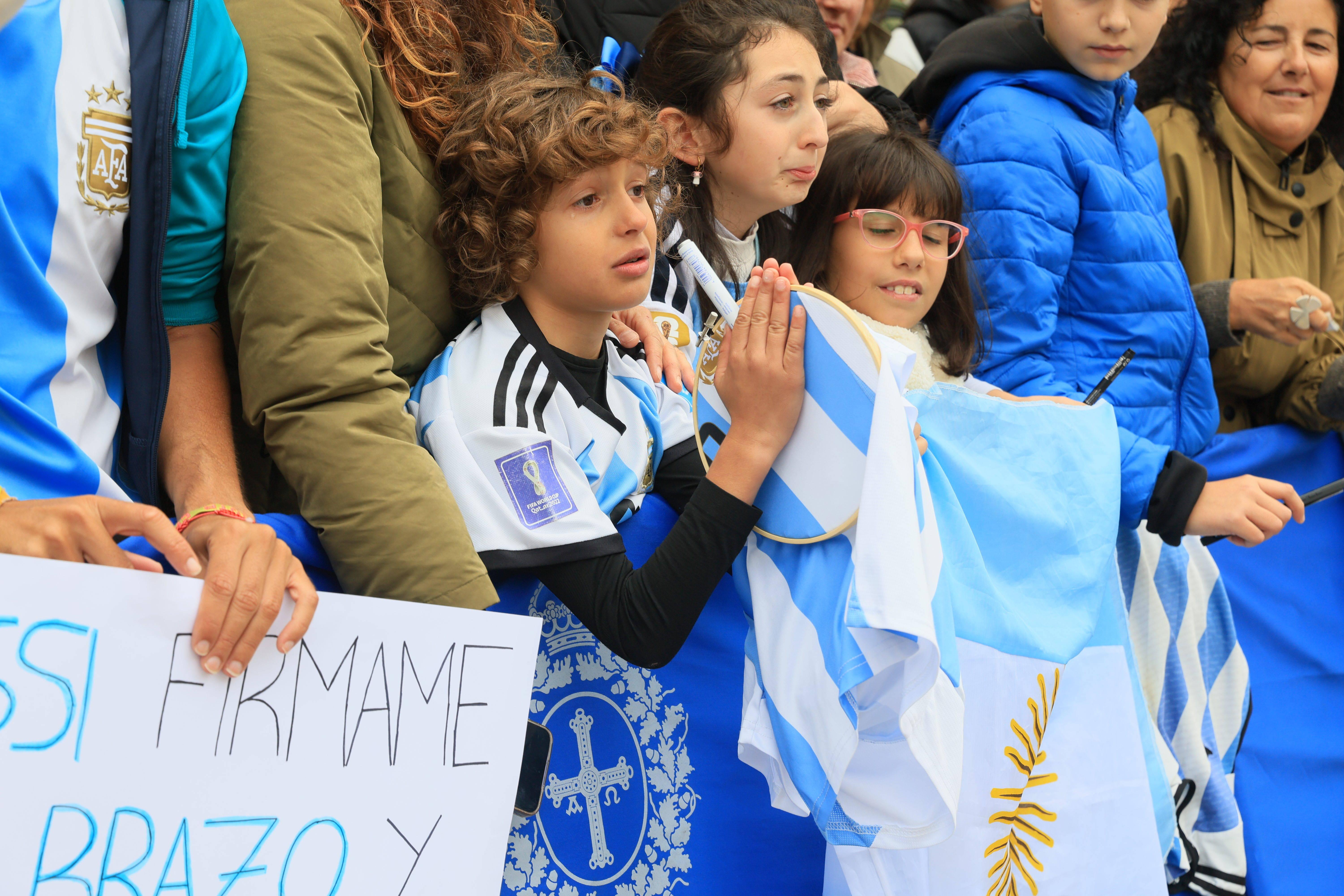 Adeptos esperam Lionel Messi no Hotel de la Reconquista, em Oviedo, onde vai participar na edição de 2026 dos Prémios Princesa das Astúrias