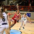 Josephine Filipe no ataque ao cesto     Fotografia FIBA